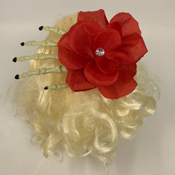 unbranded Accessories - Red rose 🌹 Halloween hair clip creepy hand bones